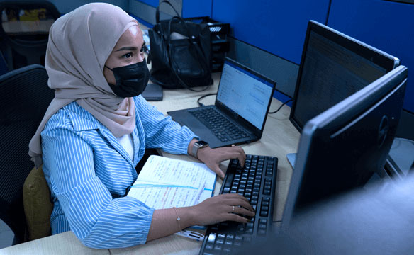 A Dril-Quip employee participating in an online training session at a computer